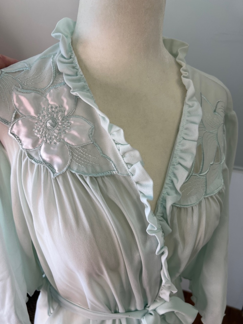 Vintage 1980s Miss Elaine Robe Pale Blue Floral Embroidered Ruffle nylon robe - Picture 5 of 7